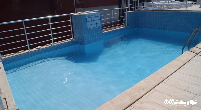 نمای استخر روباز هتل